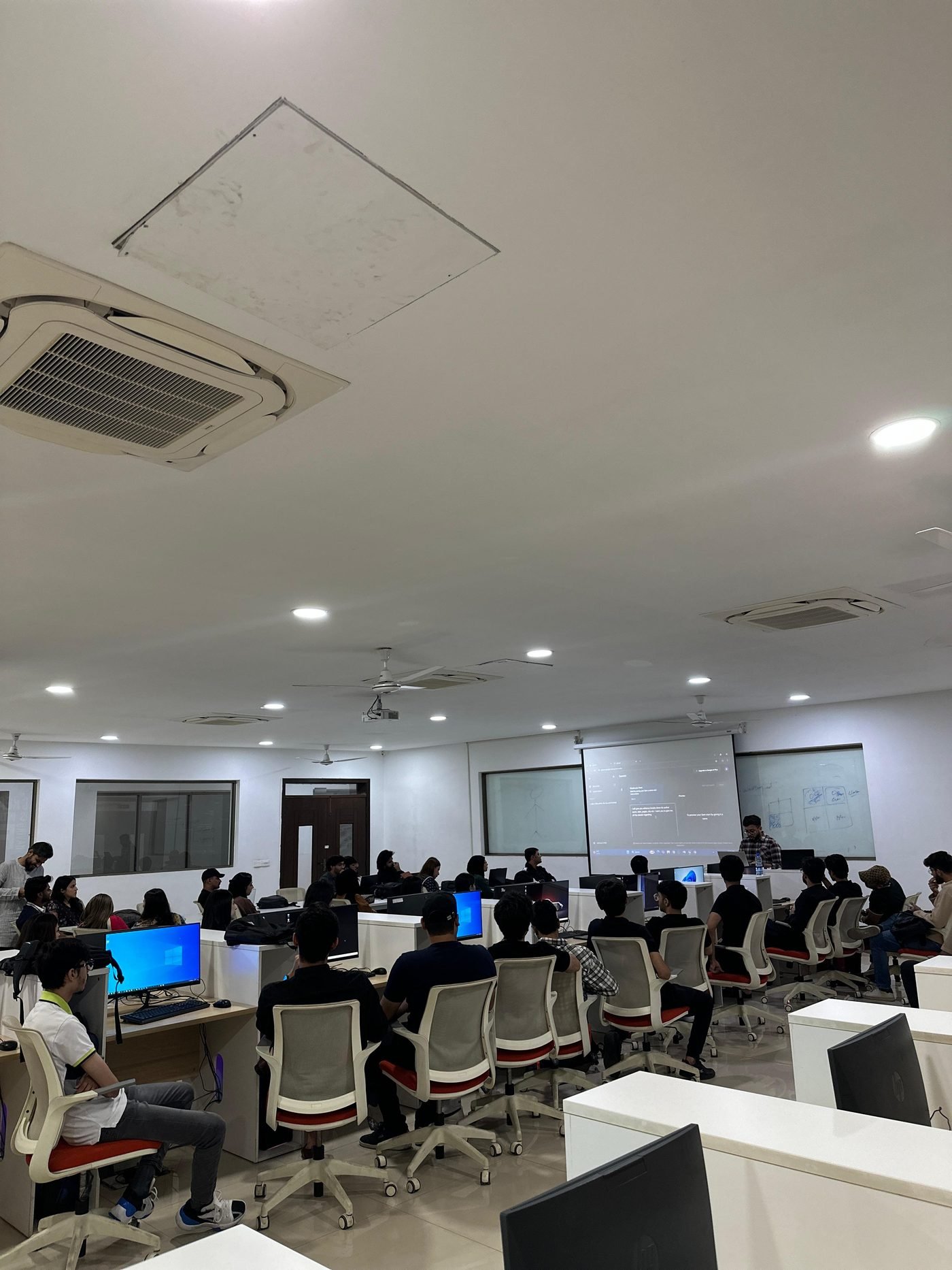 Audience at an Aedvio Academy community talk